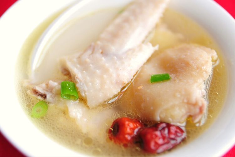 炖鸡汤,记住“4放2不放”技巧,汤汁鲜美鲜亮,鸡肉嫩滑不腥