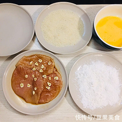 做香酥炸鸡排时,记住这几招,绝对美味