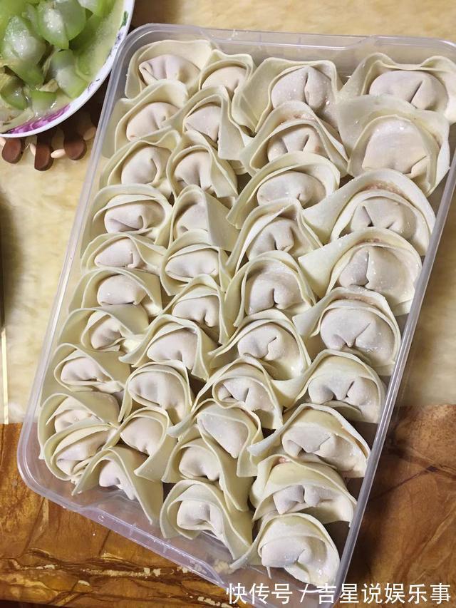 厨房|北京出差发现一户人家的厨房，冰箱物品摆放整齐有序，太有创意了