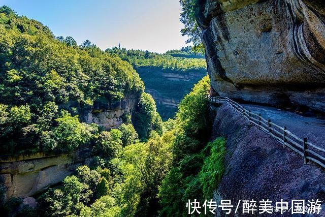 景区|探访剑门关景区，断崖峭壁，气势恢宏，附带游玩攻略