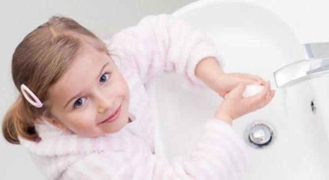 得知|8个月女宝宝身上臭味不消，洗澡也不行，宝妈得知原因后悔不已