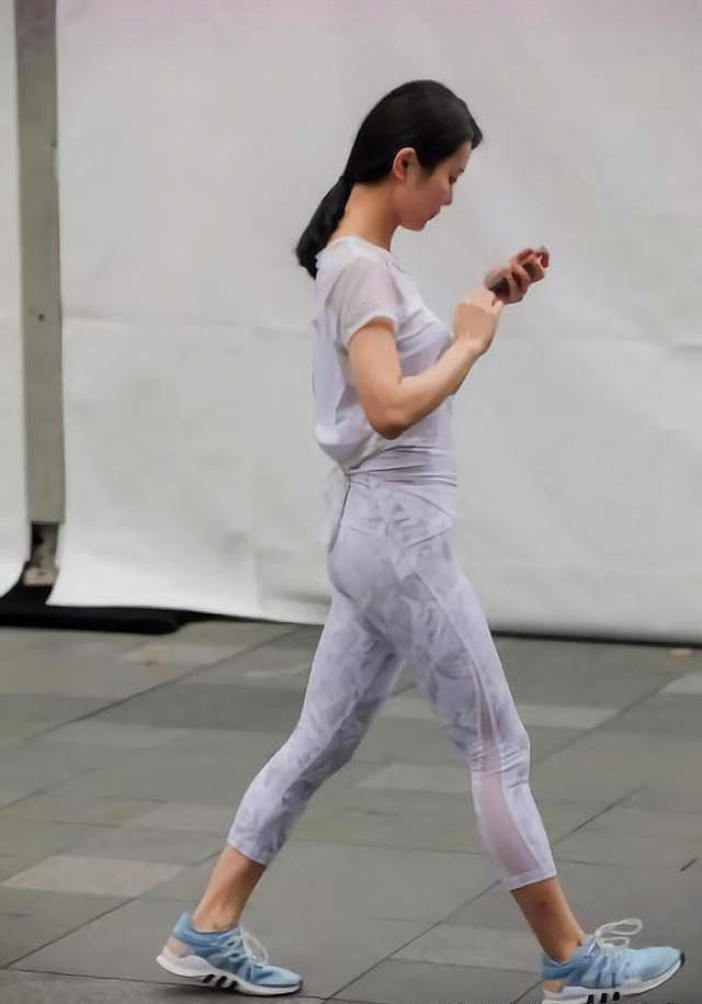 女人 气质的打底裤美女时髦简约,展现女人的优雅姿态