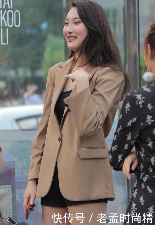 小西装搭配黑色短裤, 走在街头你就是最闪耀的潮人, 成熟优雅显贵气