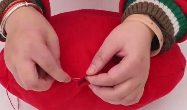 把锅盖放在旧衣服上,剪一剪,缝一缝,放在家里超实用!