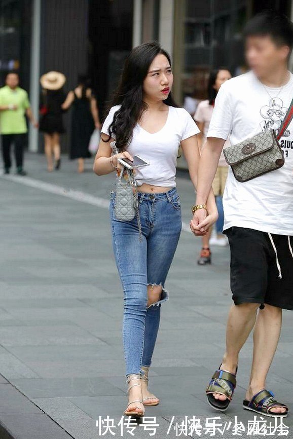 时髦 修身破洞牛仔裤，轻松提升了造型的洒脱感