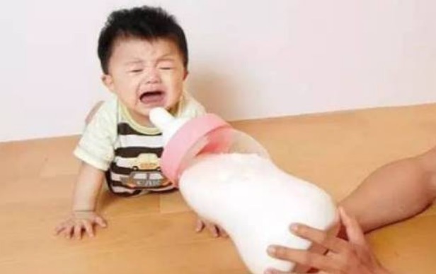 宝宝|满1岁的宝宝,喝奶和吃饭哪个为主做对了好处多,家长别大意