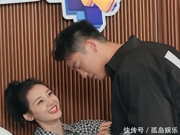 b苗苗空降《奔跑吧》,谁注意导演对她的“称呼”,暴露郑恺的地位