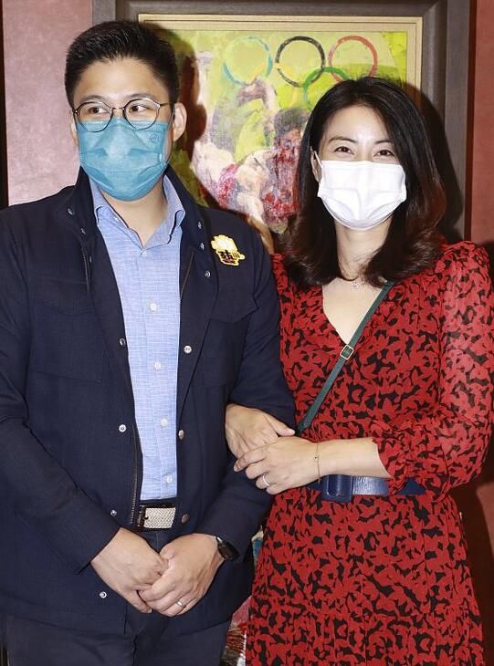 郭晶晶身穿红色豹纹纱裙优雅现身,全程陪伴7岁儿子霍中曦,母子紧搂