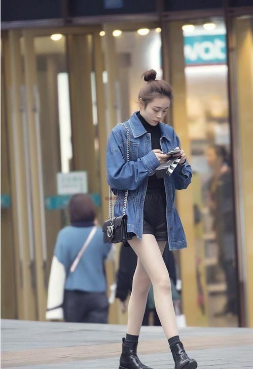 外套|街拍:丸子头的少女,牛仔外套搭配黑色短裤,青春的气息扑面而来
