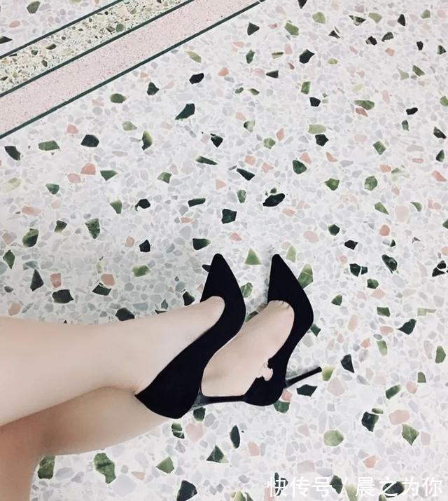 浅口 尖头细跟鞋有着优美流畅的线条,尽显慵懒自然的气质