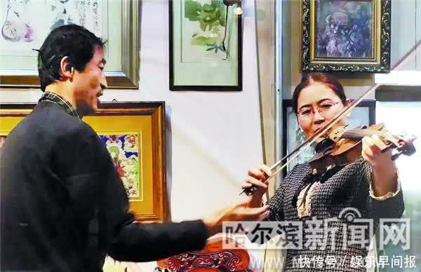 他那把镇店老琴 有两百多年历史