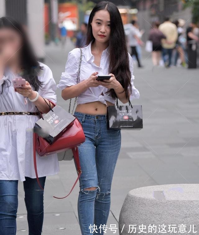 日常生活中 白衬衫以不同的方式打结，搭配撕破的裤子很漂亮！