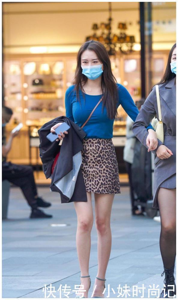 街拍:暖冬,美女穿豹纹短裙搭配一字带凉鞋,洋气有内涵、还很有档次
