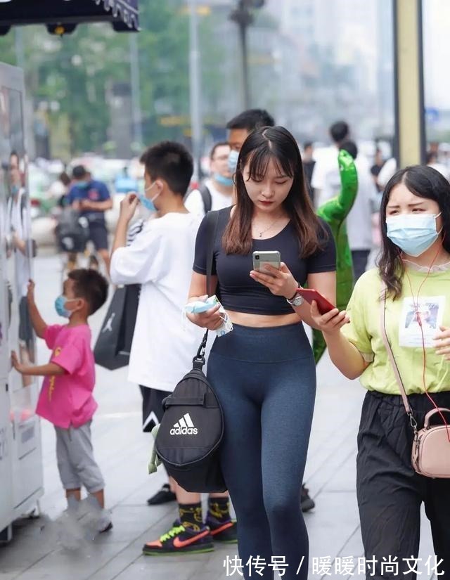 瑜伽裤 时髦大方的瑜伽裤穿搭展现出迷人风采，轻盈舒适又耐看，吸引目光！