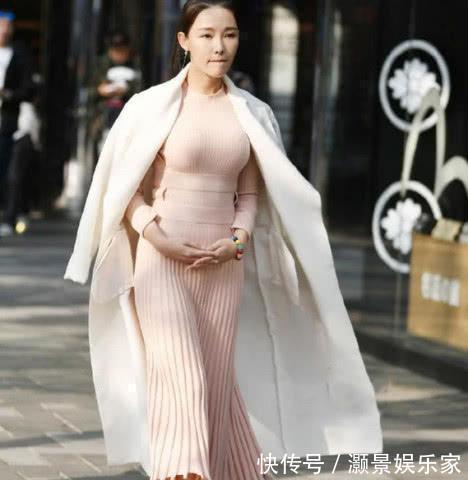 呢子衣 被小姐姐的气质穿搭美到了,一身肉粉色紧身连衣裙太迷人,超性感