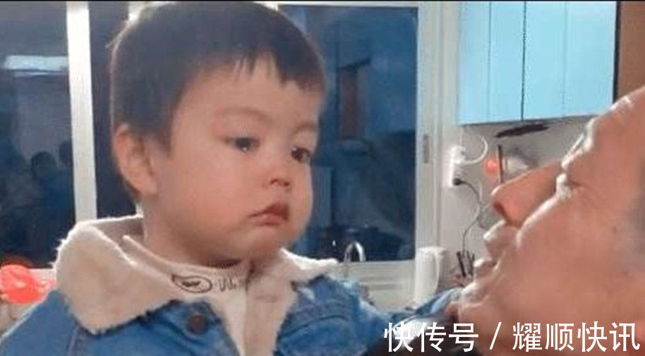 宝宝|宝宝“吃醋”表情萌翻网友,看到妈妈只抱了姐姐,弟弟心里很委屈