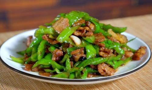 做辣椒炒肉时，辣椒和肉哪个先炒？顺序不能错，教您正确做法