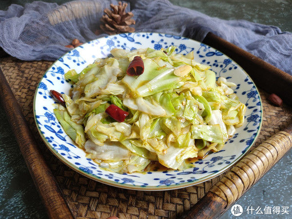 大厨教你一招炒包菜，脆爽入味特好吃