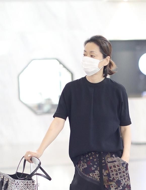 歌坛|毛阿敏快瘦成麻杆!拎2万包穿潮服腰比裤管还细,17岁女儿超美