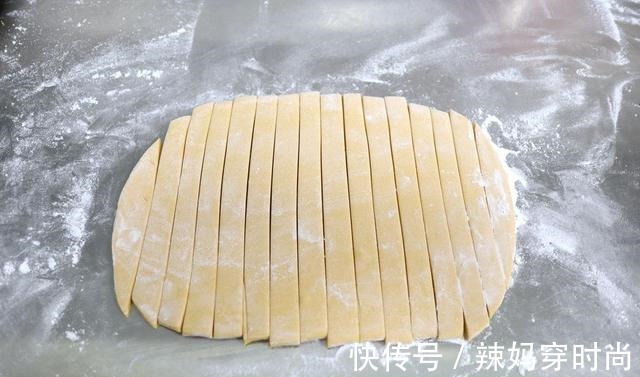 中午和老妈吃的猫耳朵，金灿灿又香又软特入味，没忍住吃了一大碗！