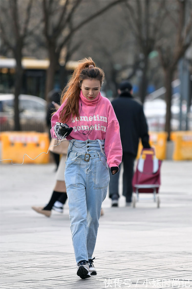 身材高挑|街拍:美女米色羽绒服搭配高领针织毛衣,黑色过膝靴,特别的美!