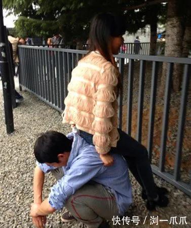 |搞笑GIF:姑娘的背包太个性,吓着我了!