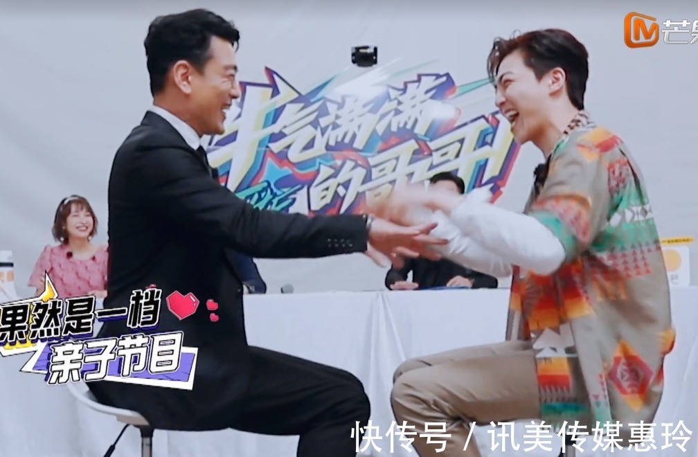 陈立农王耀庆玩打手板，嗨到极点，农哥笑成地主家的“傻儿子”