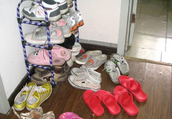 媳妇|门口鞋子多很脏乱？媳妇一个笨招，三二下就收拾得干净还不占地