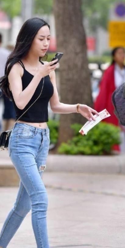 性感|大方成熟的牛仔裤美女，穿搭简单却十分有女人味，尽显性感身材