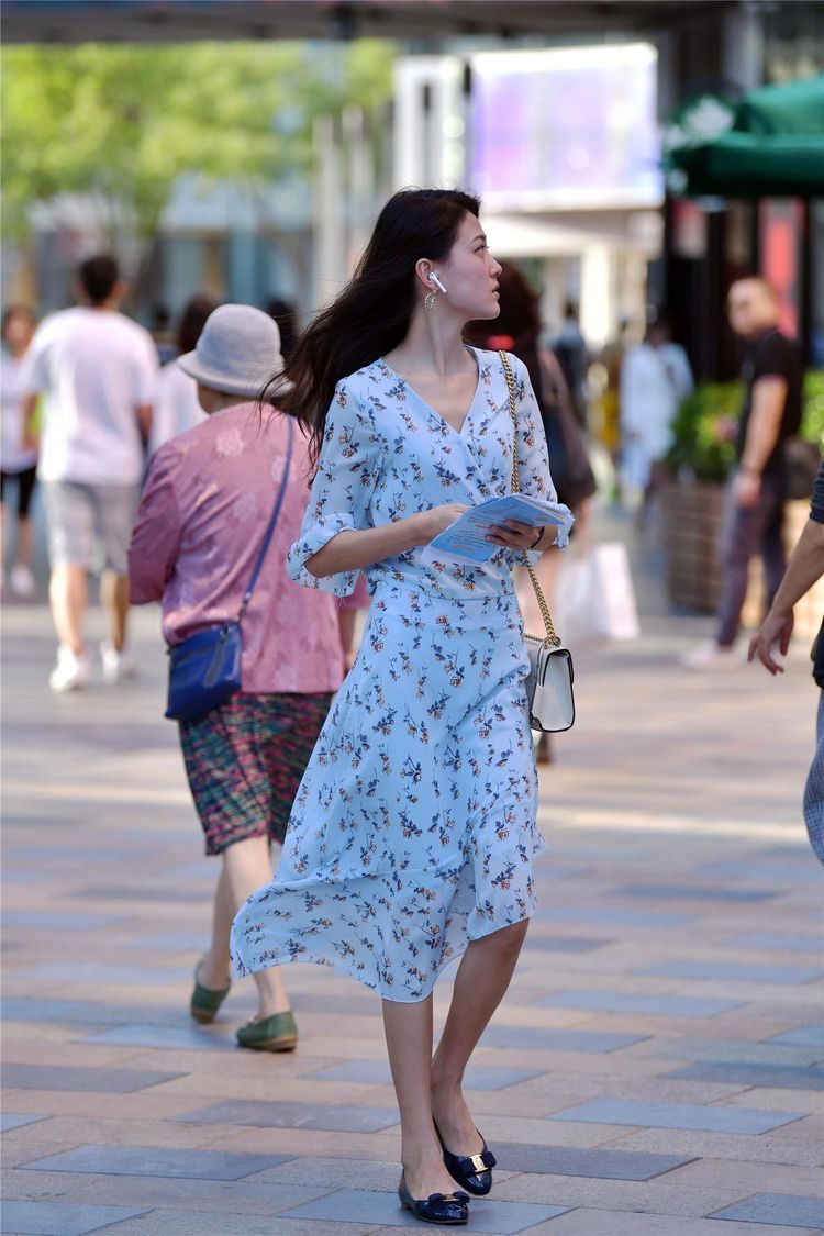 街拍:乌黑长发的小姐姐,一身短小精悍的穿搭前卫感十足