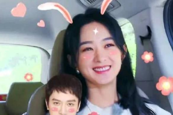 拉手 黄晓明“牵手”赵丽颖上楼梯,而谁注意两人拉手方式?太不克制了