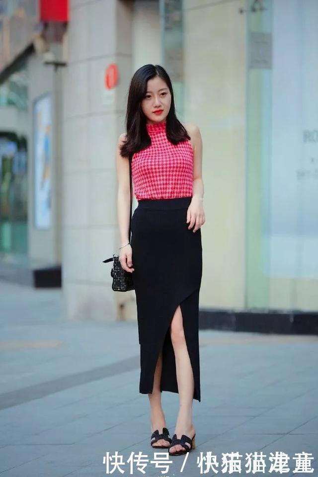  搭配|街拍美女一条高腰开衩的半身裙搭配一双高跟鞋，别具韵味