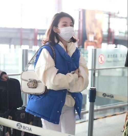 羽绒|明星穿搭，白色卫衣配羽绒马甲保暖低调，甜美可爱