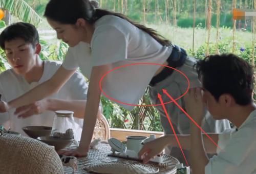 动作|欧阳娜娜衣服太短,起身夹面条时,谁注意何老师的动作素质装不出来