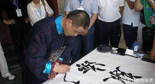 爱新觉罗后|乾隆七世孙如今仍然穿黄袍,公开祭祖,模仿祖先戴“帝王扳指”