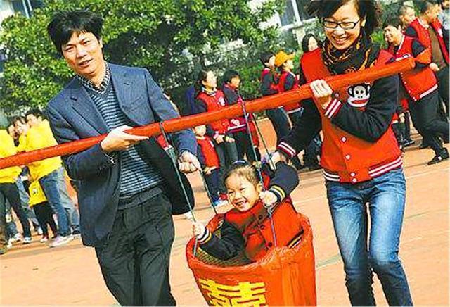 亲子运动会|学校举办亲子运动会,爸妈玩得比孩子还开心,网友:娃都拉变形了