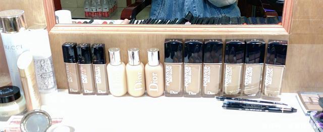 Angelababy晒化妆台Dior粉底有12瓶,爱用安耐晒