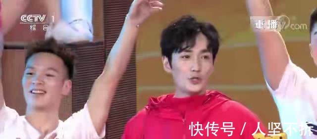 朱一龙春晚单手转球18秒，台下上厕所都在练习，表示感谢李易峰！