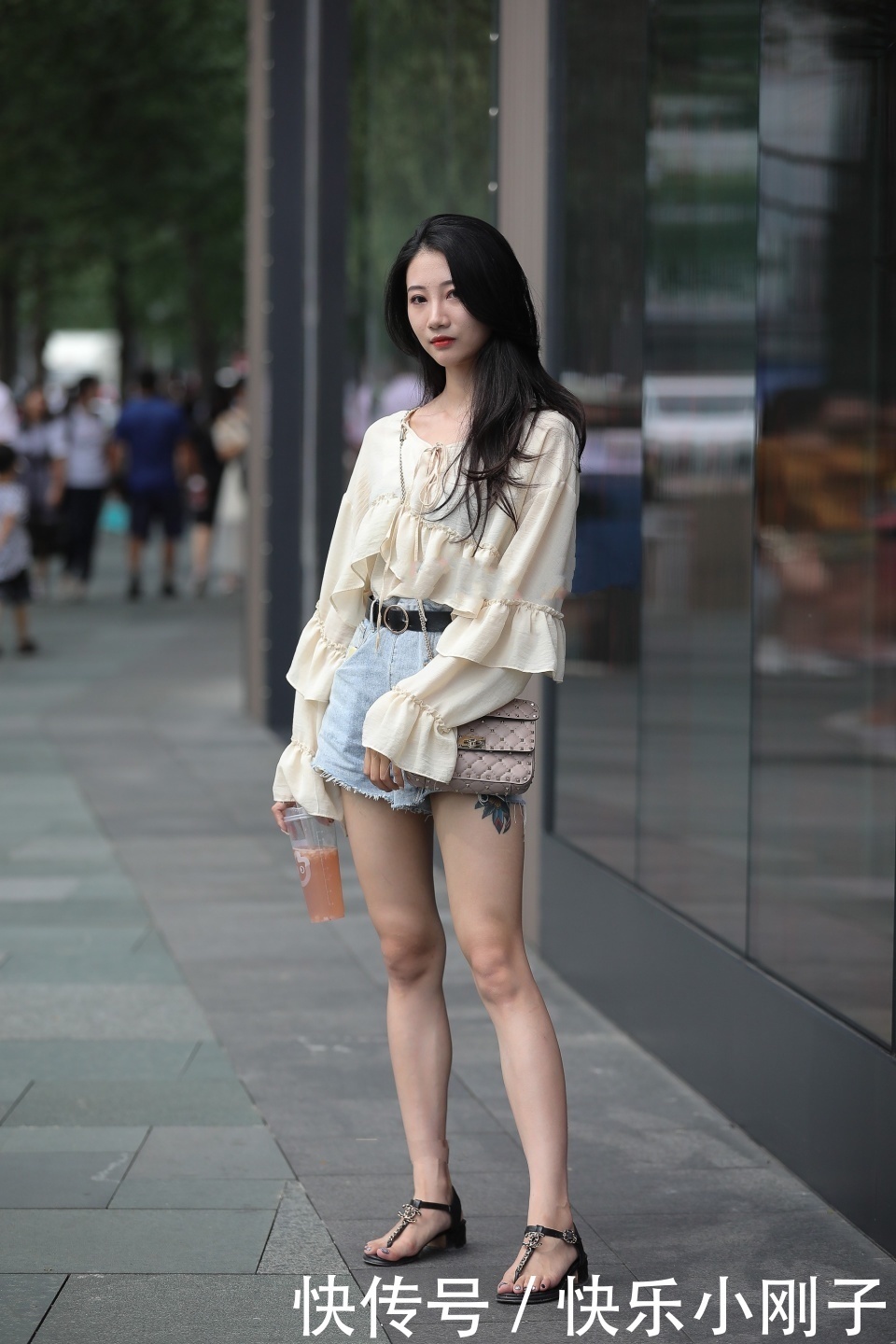 喝喝|相当自信的微胖女孩!爸爸喜欢的类型,好想过去帮她买杯咖啡喝喝