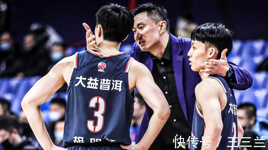 三少|广东单节惨败13分!胡明轩徐杰三分全丢,又被三少打爆,杜锋急了