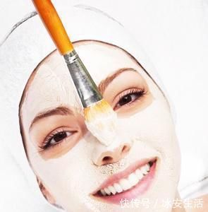 鼻子上黑头去不掉皮肤科医教你1个妙招，轻轻一抹，黑头全出来