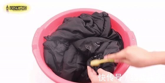 今天才知道，羽绒服领子上的这块布，还有这用处！看完回家试试