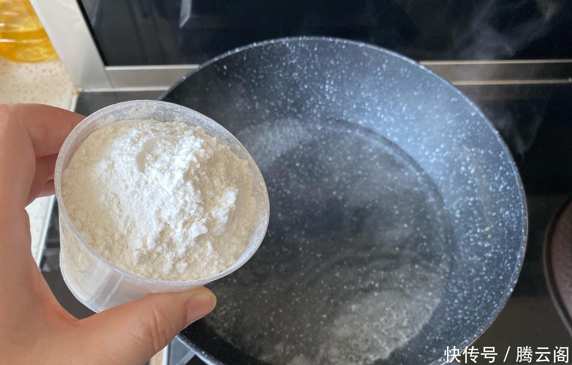 炸糖糕时,第1步直接开水烫面就错了,多加这1步糖糕空心不破皮