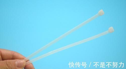 扎带|卫生间放2根塑料扎带,真是厉害了,解决了困扰大家的一个难题