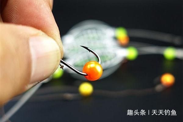 钓鱼技巧这种钓法很奇特,鱼钩挂珠子不挂饵,也能轻松钓大鱼