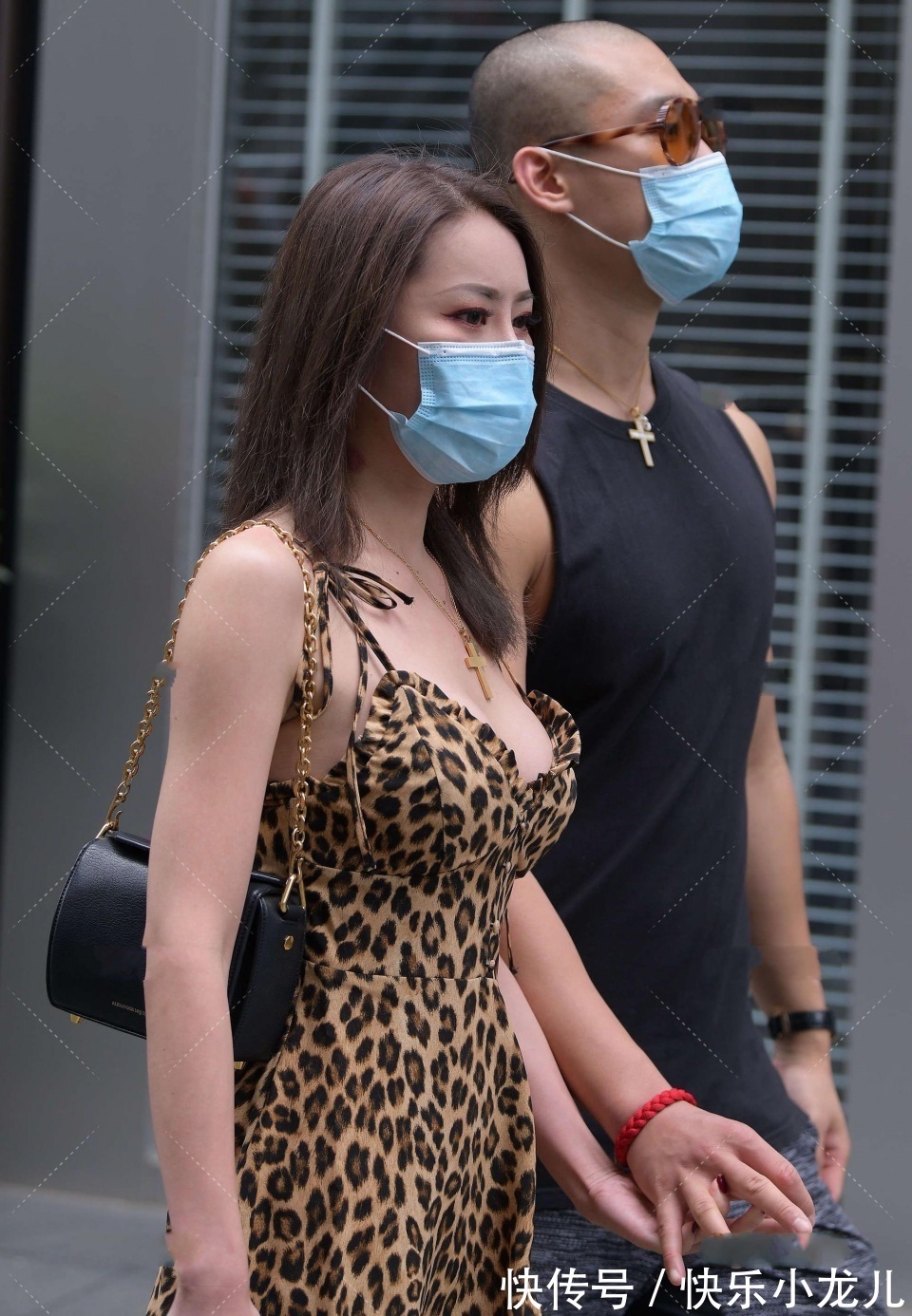 豹纹|一个非常自信的美女,独自一人走在大街上,散发着独特的味道