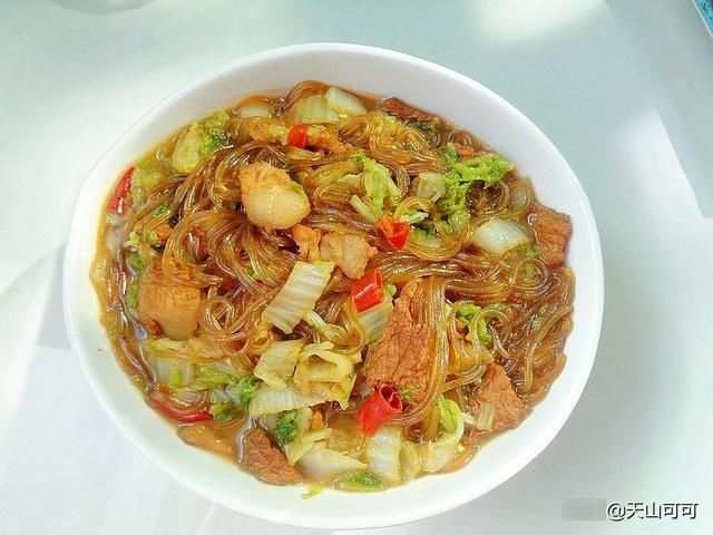 看我家下雨天午餐吃的啥?白菜粉条炖肉,好吃又暖和