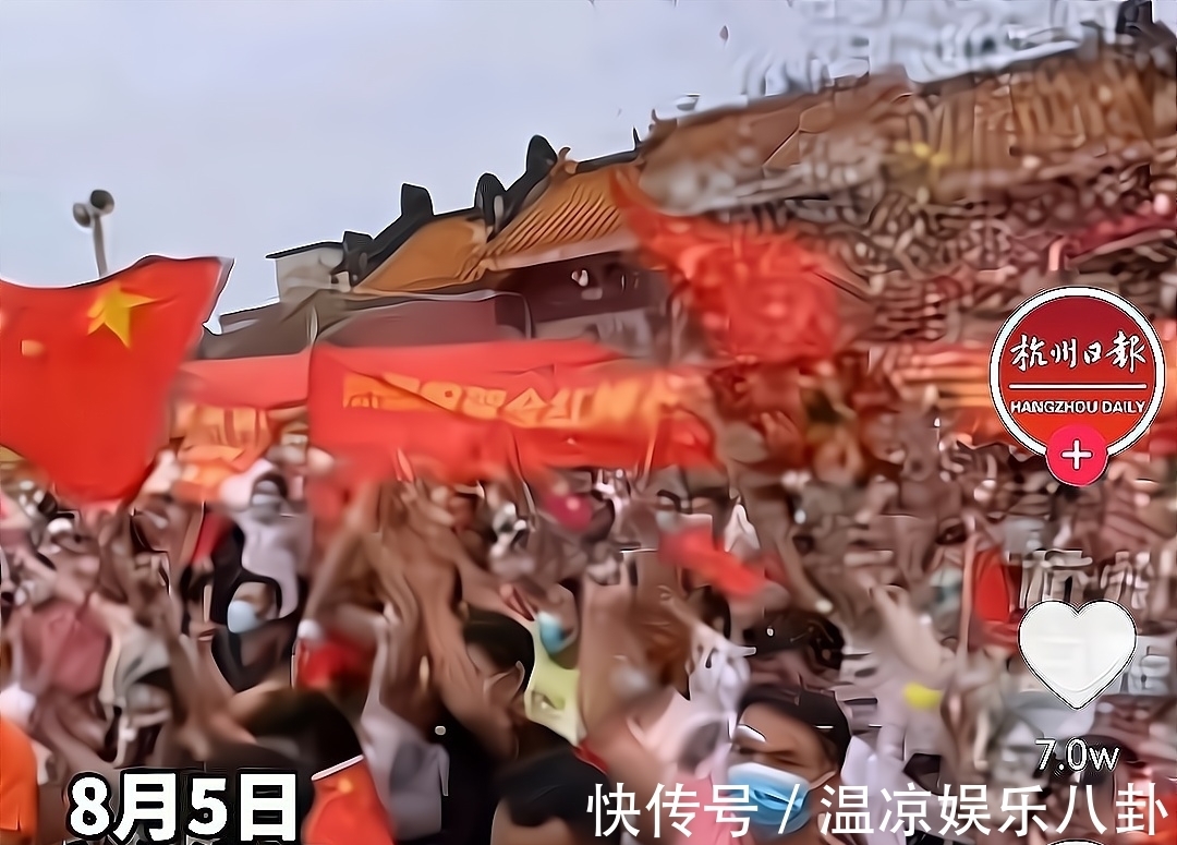 全红婵夺冠全村沸腾!奶奶不停招手妈妈打电话,红色条幅舞动全场