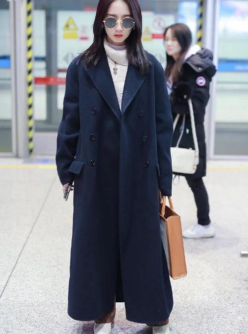 单品|女明星太美啦,蓝色及脚腕大衣搭配米色毛衣,时尚感满满