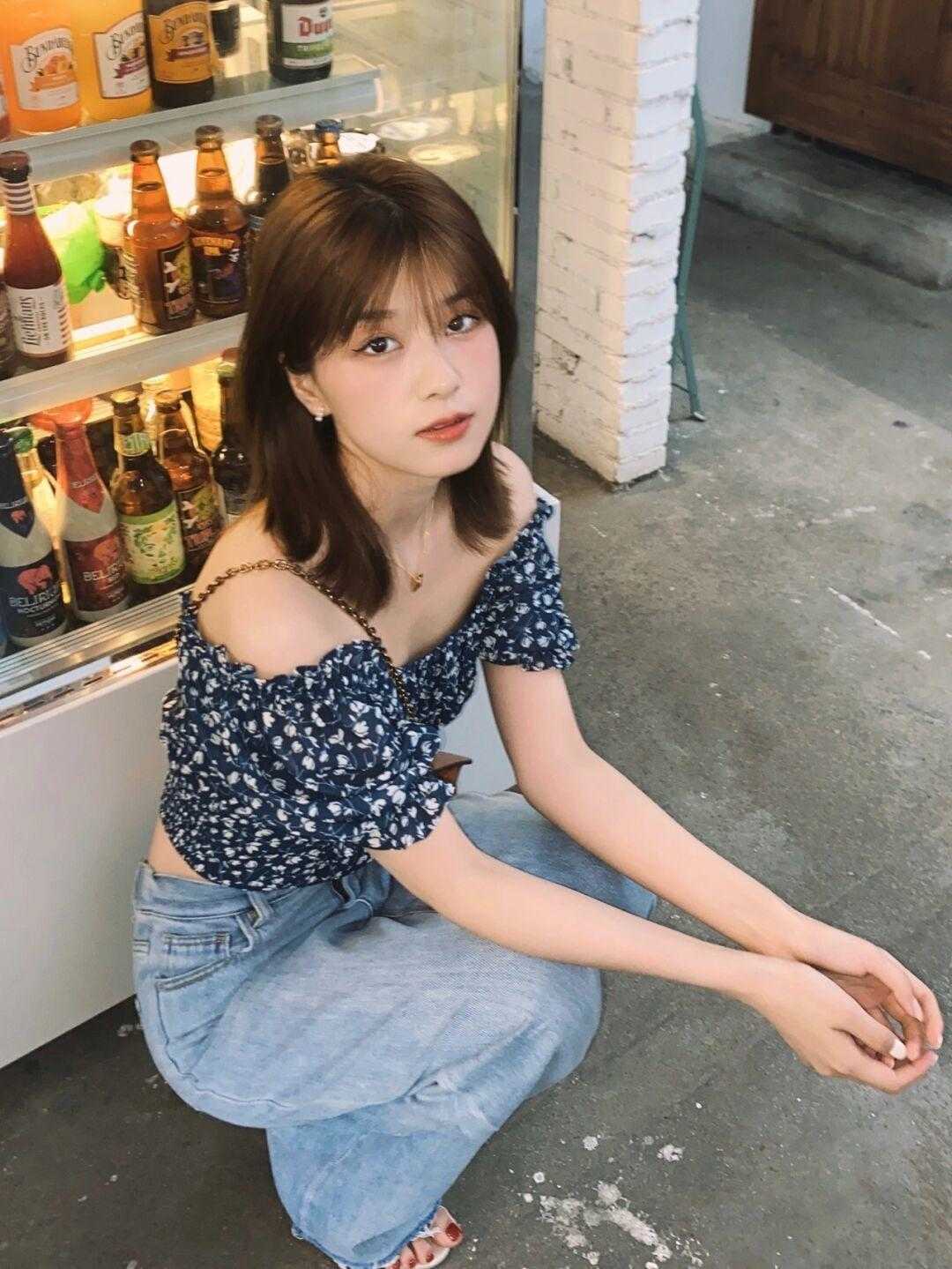 气质感|穿一字肩也可以很出众,搭配牛仔裤简约甜美,还提升气质感